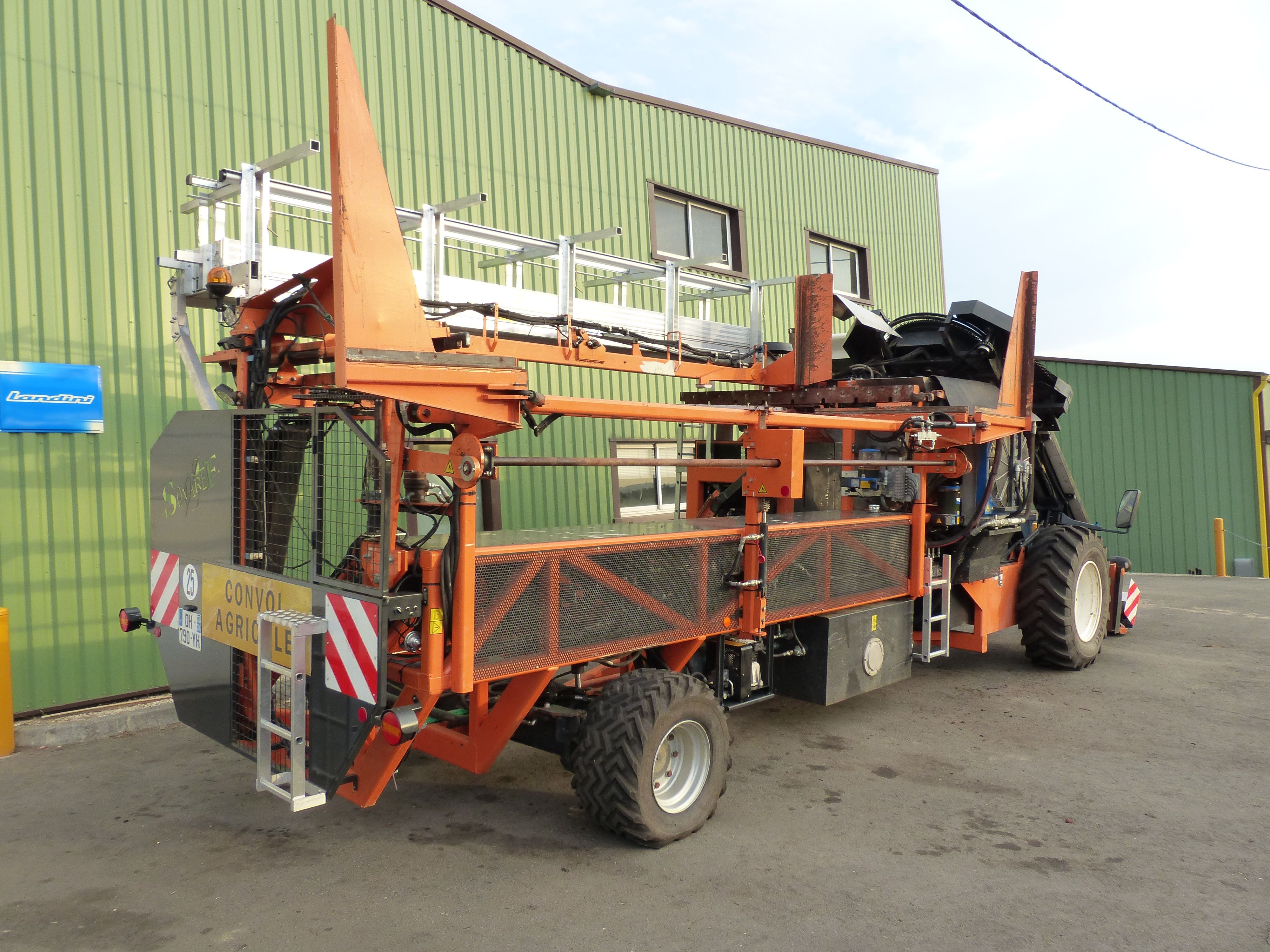 Machine agricole pour tabac Burley avec cabine spacieuse et feux LED