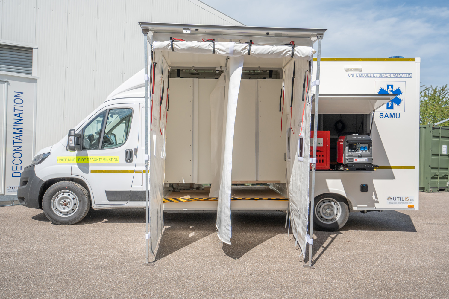 Véhicule de décontamination avec compartiment logistique et compartiment douche - Sur mesure - DECONROAD_5