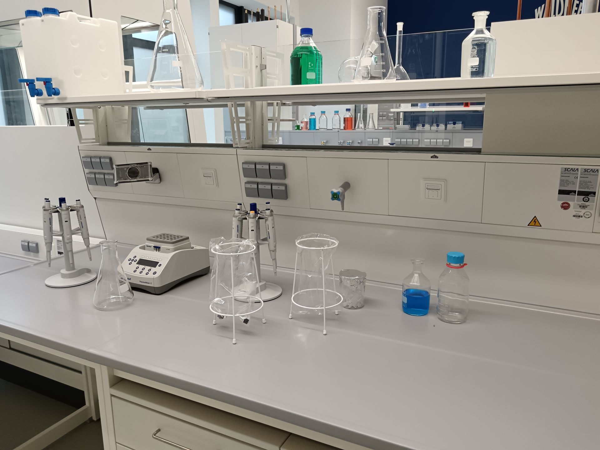 Paillasse de laboratoire avec cellule d'énergie fermée_5