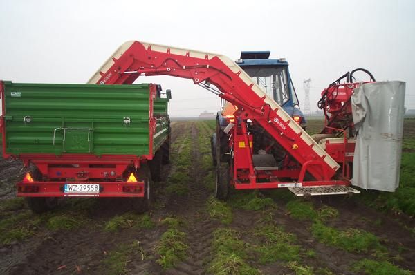 Récolteuse de carottes à faible encombrement et mise en remorque