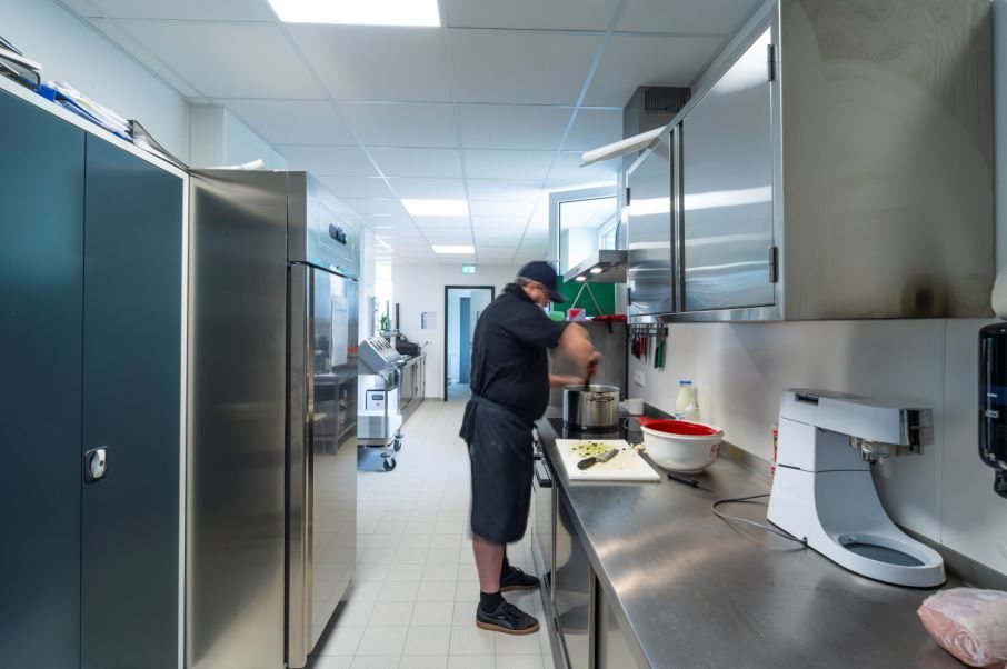 Cantine, réfectoire, vestiaire, sanitaires - Bâtiment modulaire ProContain - Conformes RE2020 avec confort thermique et acoustique_5