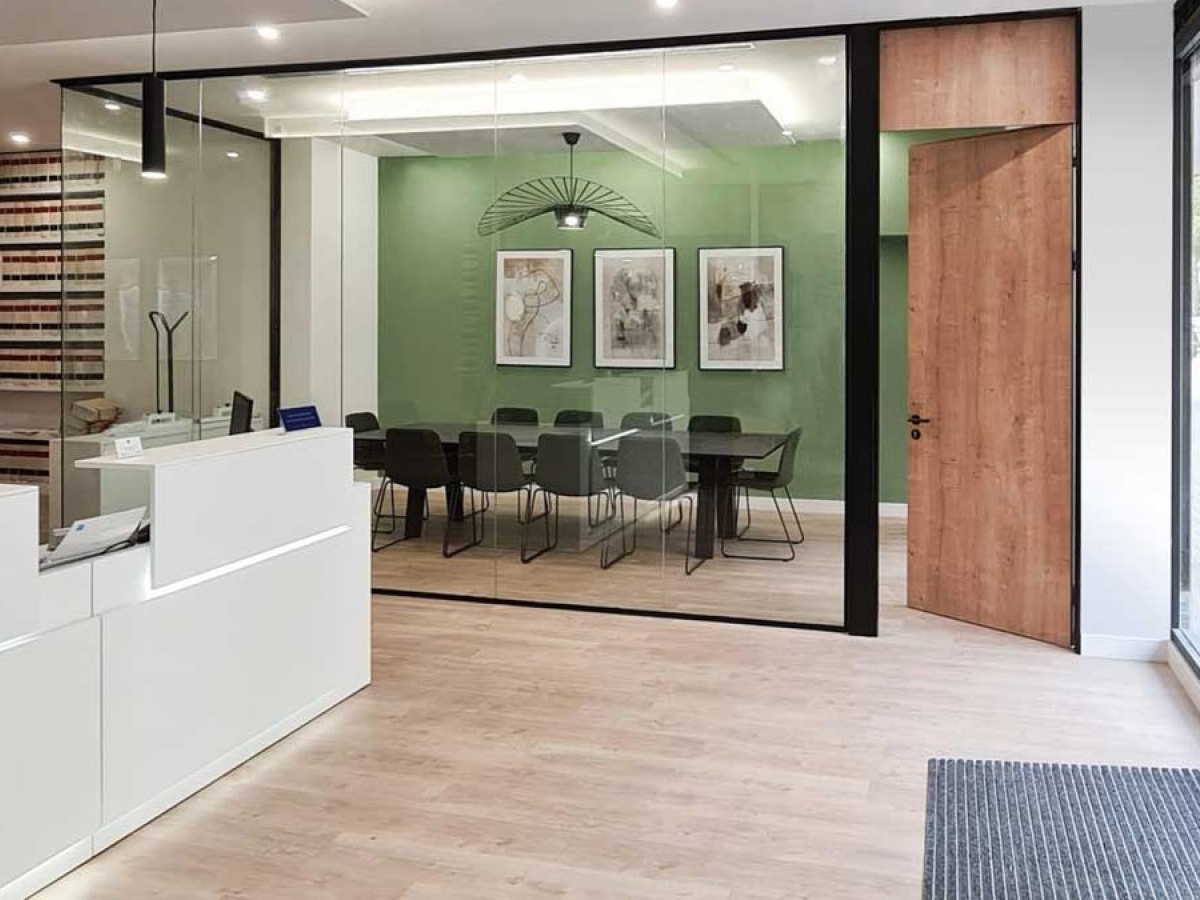 Banque d'accueil droite classique en bois - AVANT, design adaptable à tout environnement_5