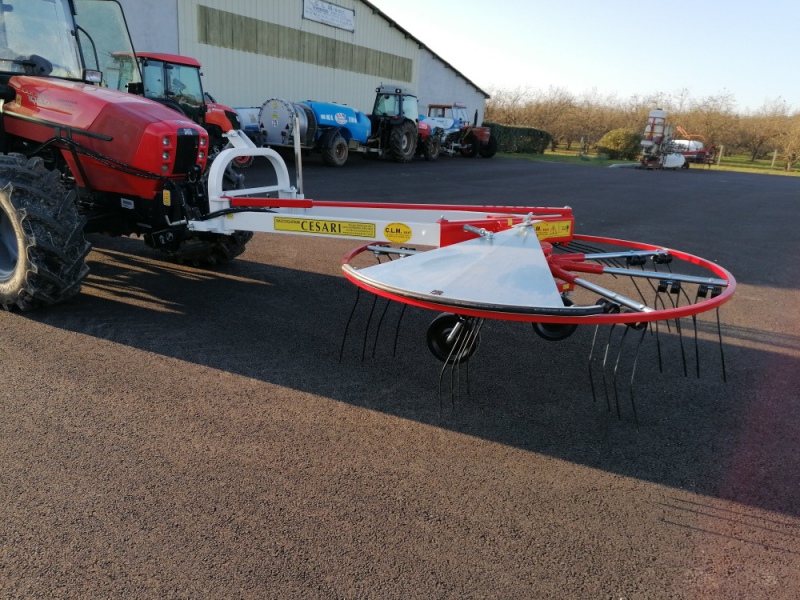 Andaineur de bois et de feuilles 3 points avec entrainement hydraulique de la toupie_5