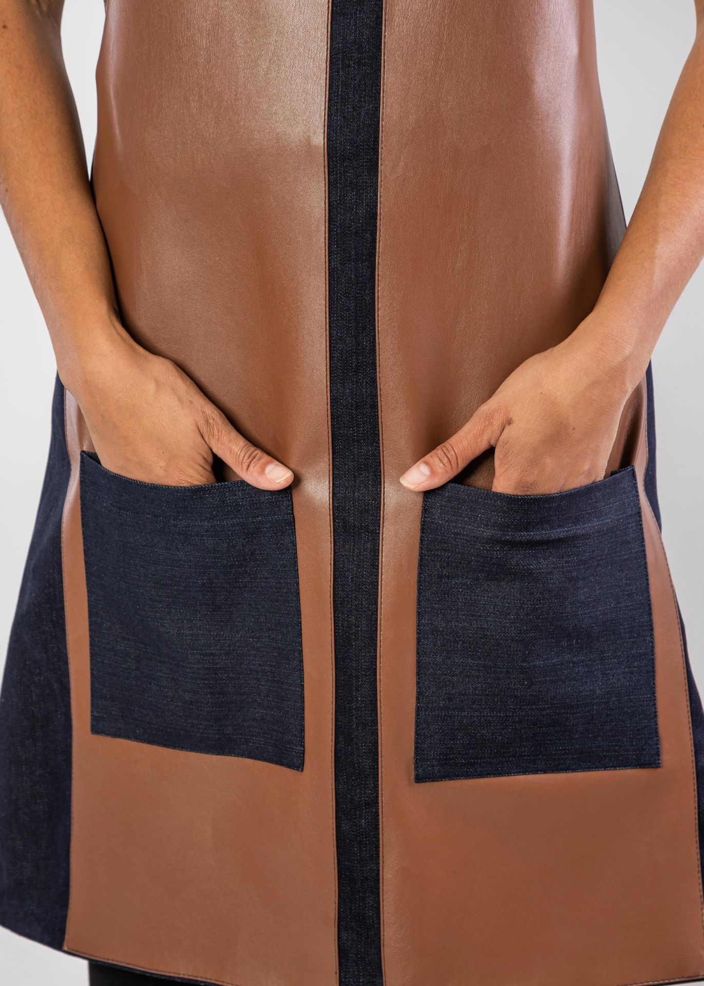 Tablier à bavette - modèle cannes en denim avec empiècement cuir ou simili-cuir - personnalisable et fabriqué en France_5