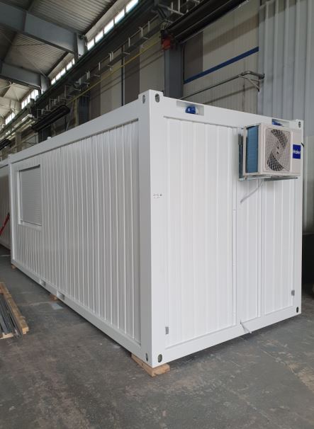 Espace de bureau préfabriqué avec fenêtres oscillo-battantes et volets roulants