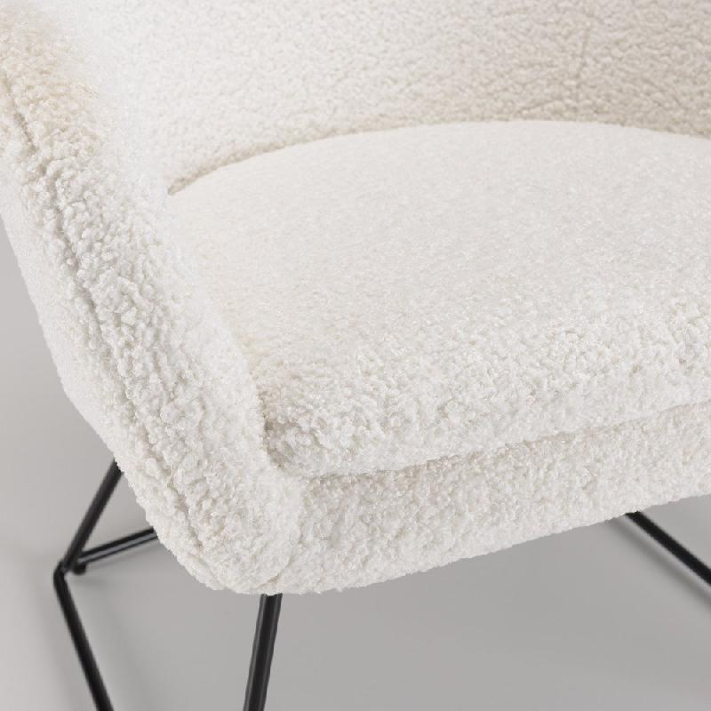 Fauteuil design GOTHY blanc en tissu bouclette - pieds évasés en métal noir_5