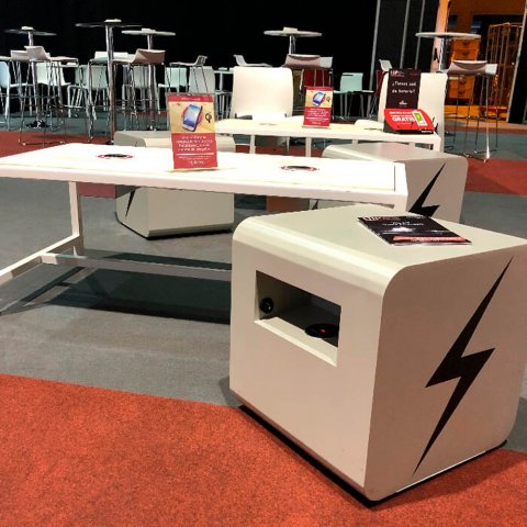 Banc connecté The Cube - assise et table basse avec chargeur à induction et ports USB_6