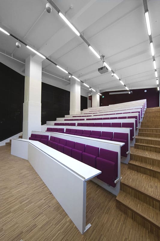 Chaise de salle de conférence et d'auditorium à gradins hauts - HLA-Wall - design Henning Larsen, avec options de tablettes et accoudoirs_5