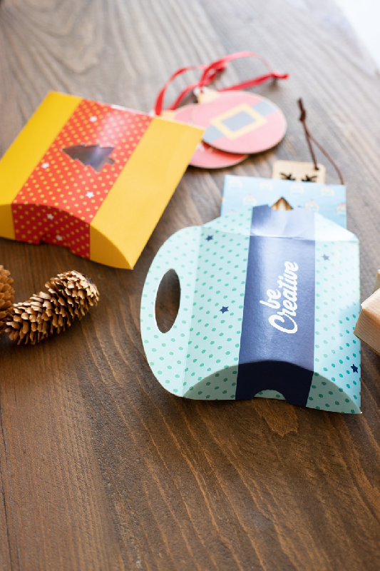 Boîte en forme de petit coussin - sur mesure en papier cartonné imprimé - fenêtre sapin de Noël_5