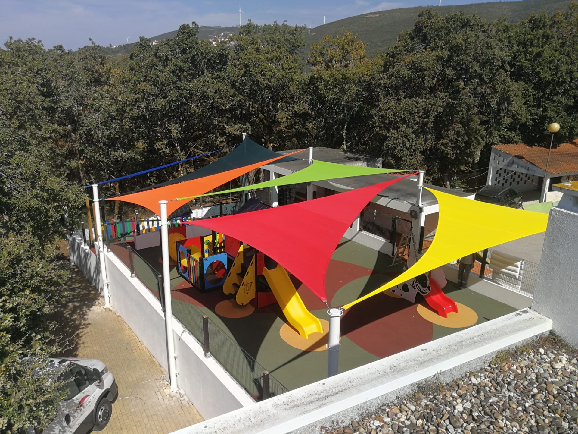 Abri d'aire de jeux conçu pour protéger, embellir et valoriser les espaces extérieurs des enfants - Koman Groupe_5