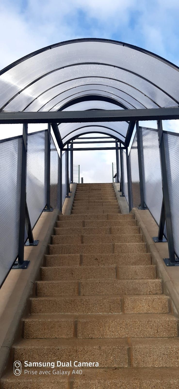 Abri piéton avec plaques en polycarbonate en fond