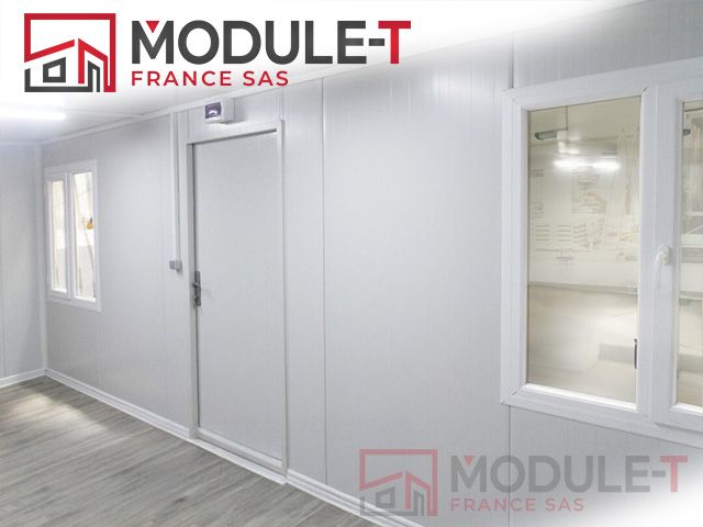 Bungalow de chantier en kit optimisé pour le transport