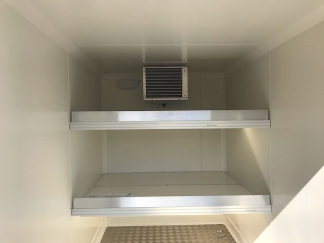 Remorque réfrigérée avec béquilles anti-basculement