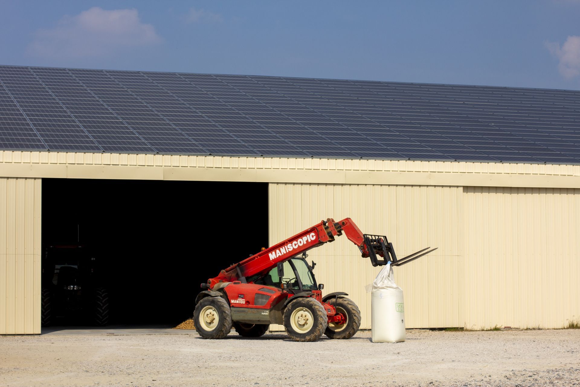 Bâtiment agricole en Occitanie avec panneaux photovoltaïques