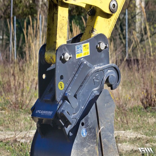 Système d'attache rapide semi-automatique et hydraulique