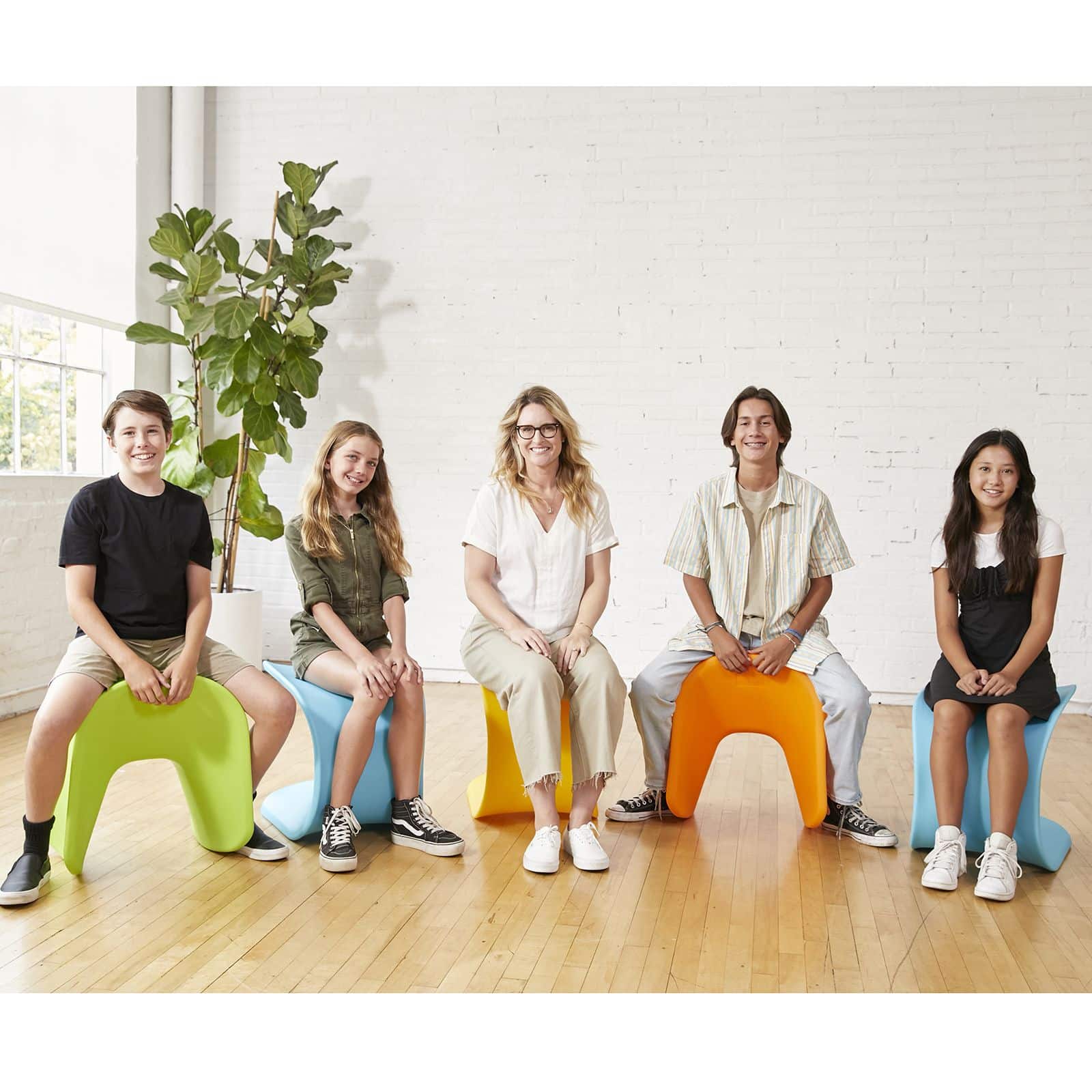 Tabouret ergonomique et pouf à la fois pour une assise ergonomique et active conçu pour les formes d'enseignement flexible - EWS.30_5