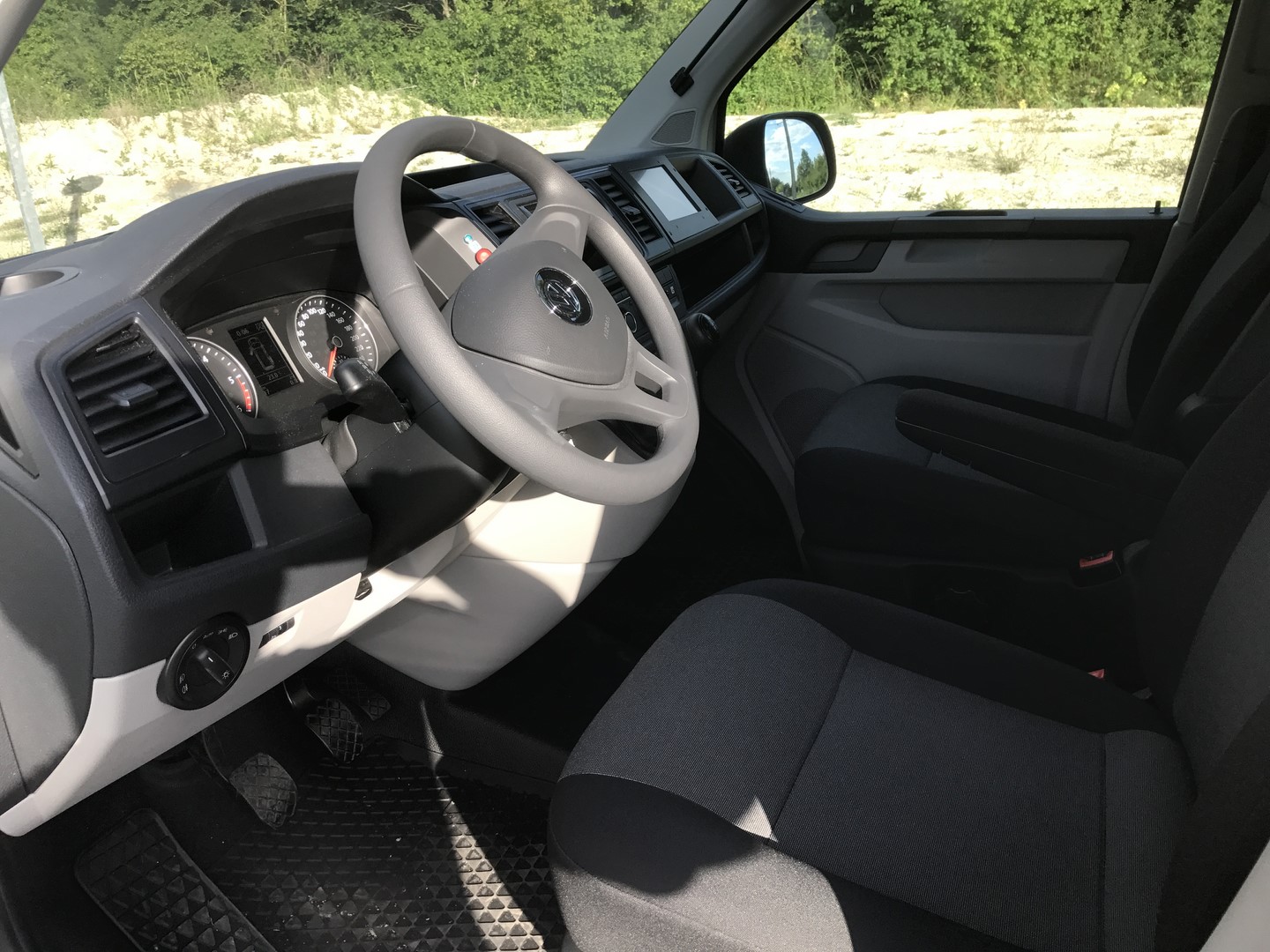 Vue intérieure de l'ambulance Volkswagen T6 avec DVD cellule sanitaire