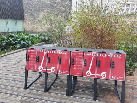 Station de stationnement trottinette avec mode d’emploi intégré