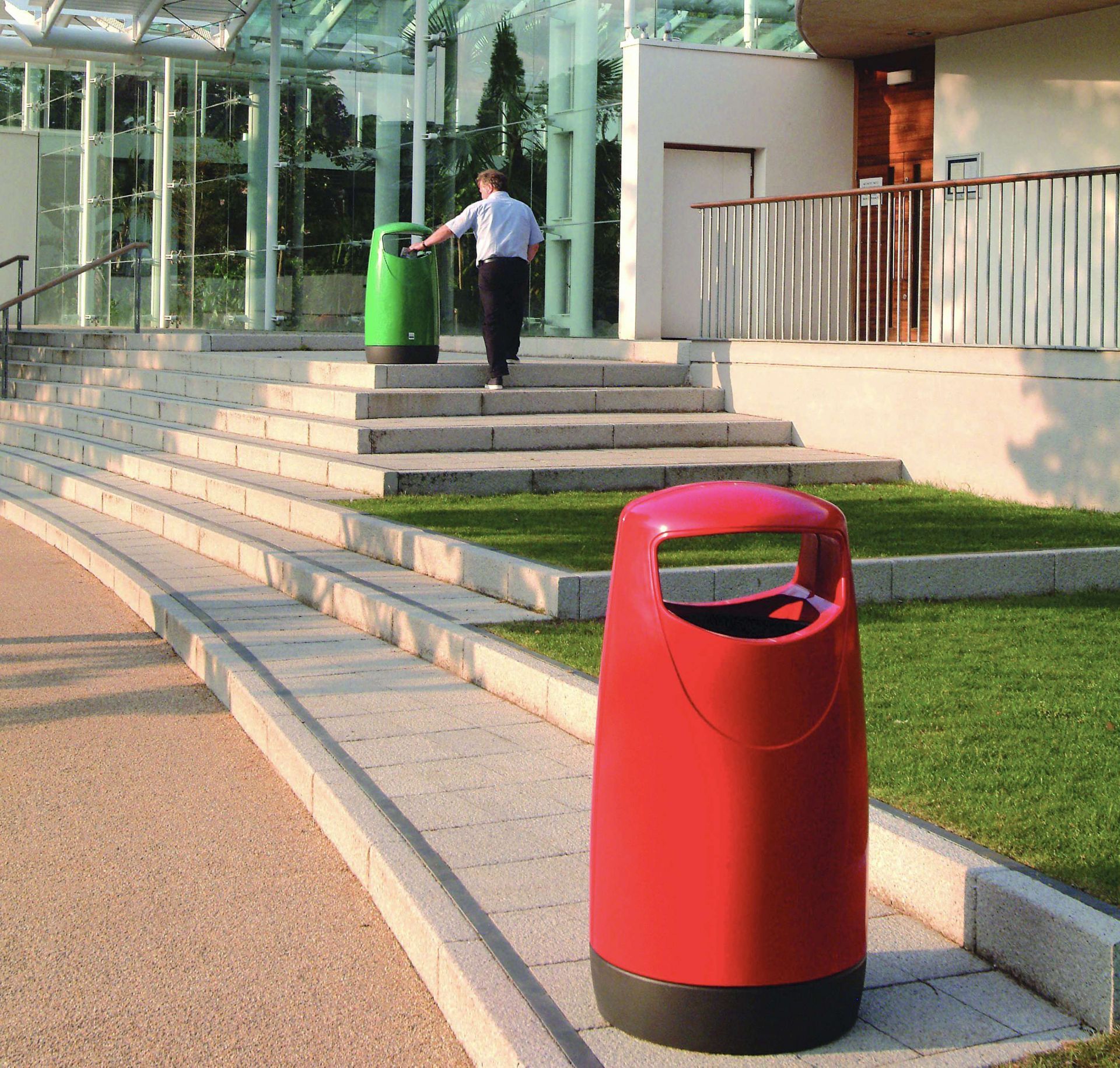 Poubelle publique en polyéthylène moulé - plastique recyclé - 90L - verrouillage clé triangulaire - nombreuses couleurs disponibles_6