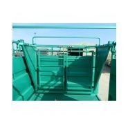 Bétaillère équipée de tapis caoutchouc et barrière latérale coulissante