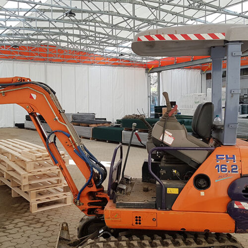 Tunnel latéral monopente de stockage composé d'un squelette à tubulaires fixés par des boulons en zinc capable de soutenir la bâche en PVC - SideGO_5
