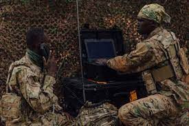 Radio HF portable avec GPS intégré et commandes tactiques