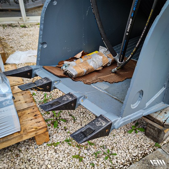 Godet concasseur Série CBF - Compatible pelle hydraulique et skip loaders - CM Crushers - Granulométrie réglable 25-125mm_5