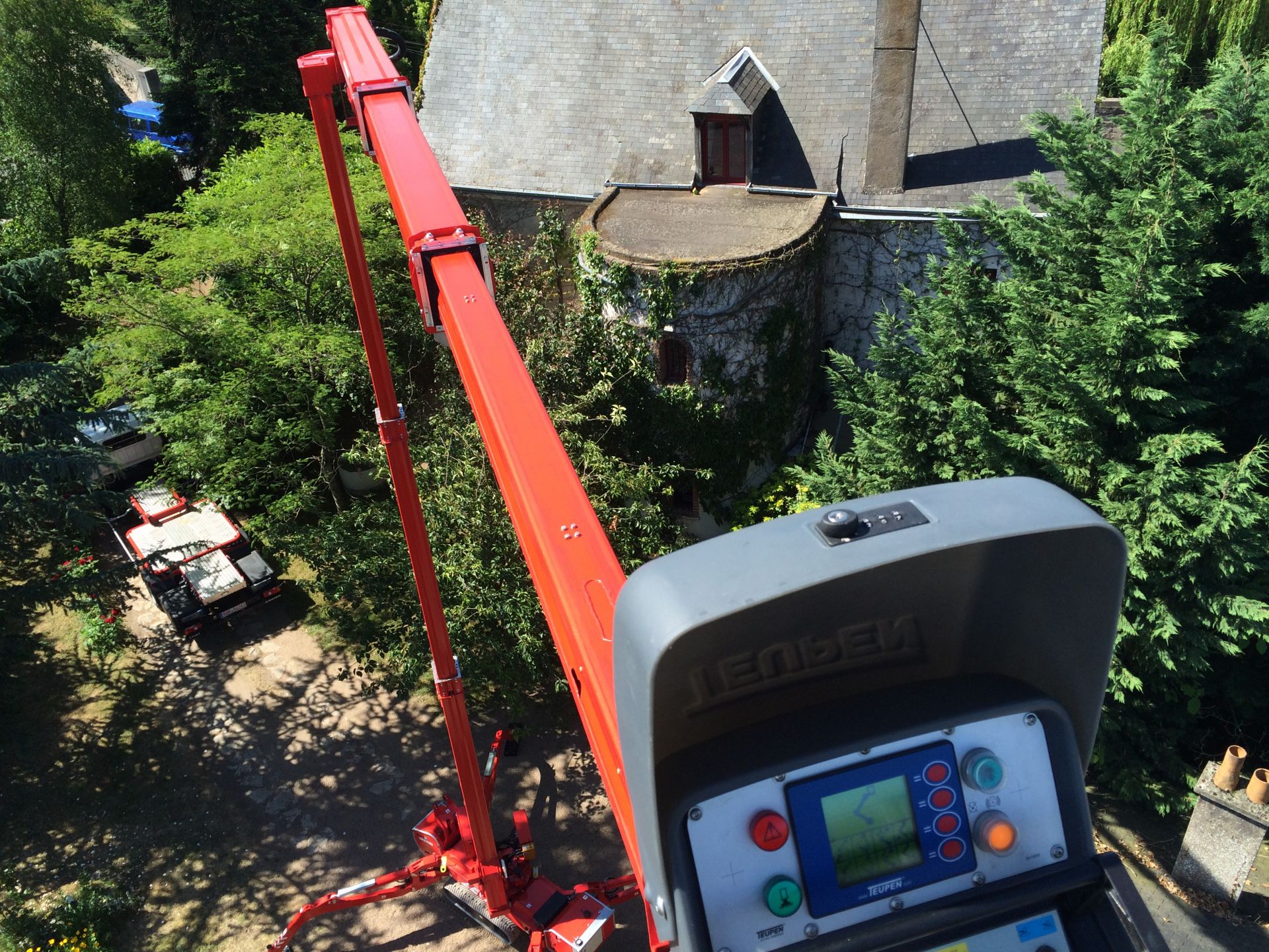 Plateforme élévatrice avec moteur électrique et essence pour usage intérieur et extérieur