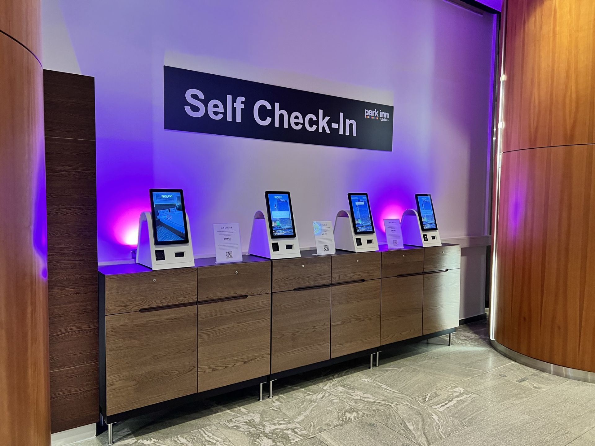 Système d'enregistrement autonome pour établissements hôteliers