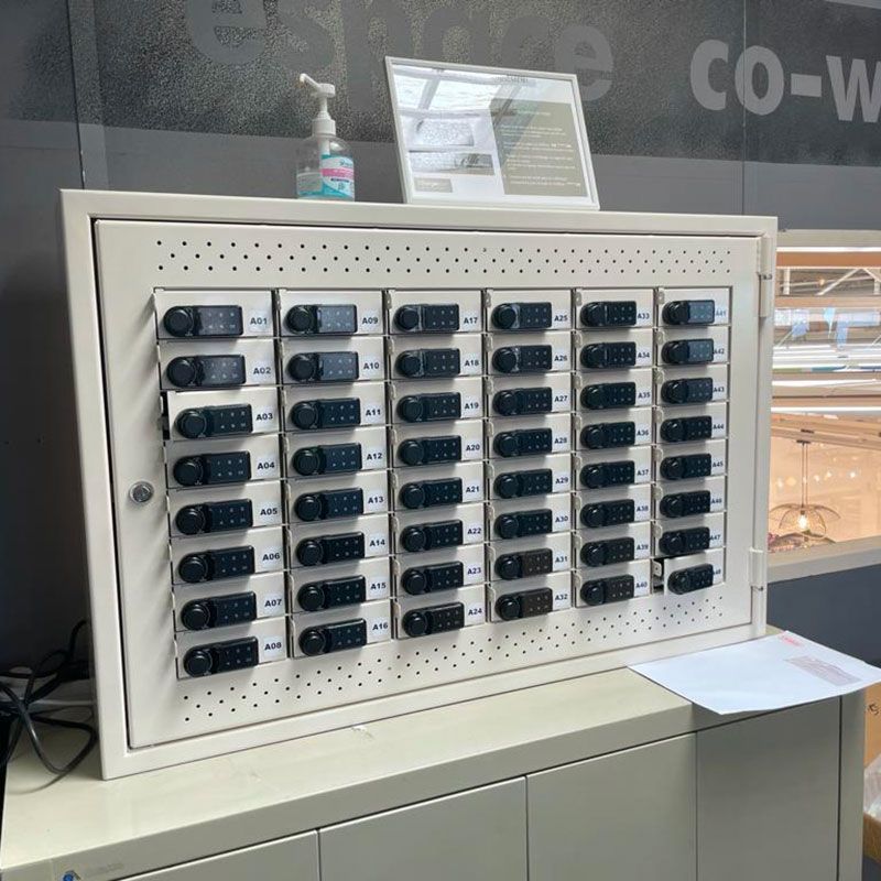 Station de recharge pour smartphones avec capacité de charge jusqu'à 48 appareils