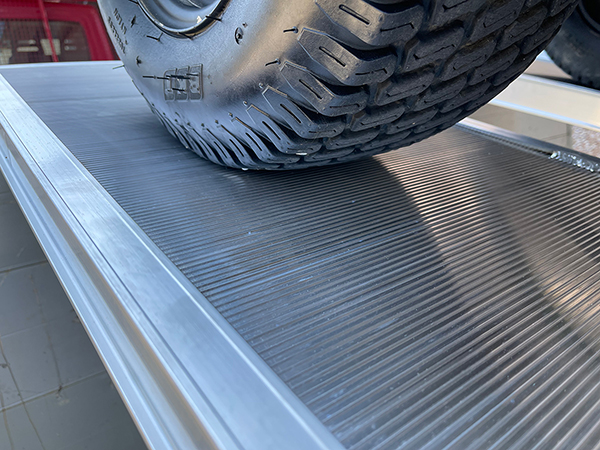 Rampes de chargement 3T (3000kg) sans rebord - Surface antidérapante - Largeur 1591 mm - Réf MPCL065/16US_5