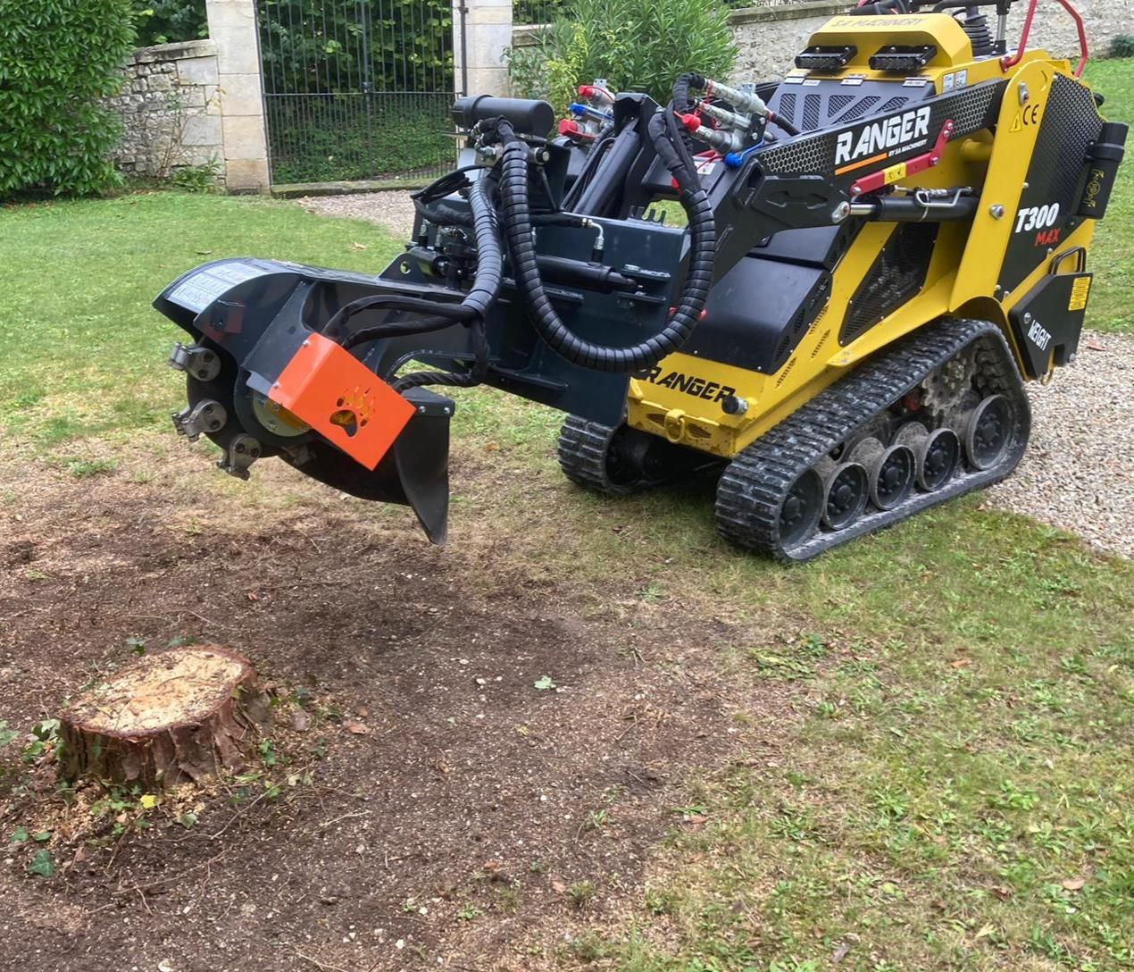 Rogneuse pour souches avec système de balayage horizontal automatisé