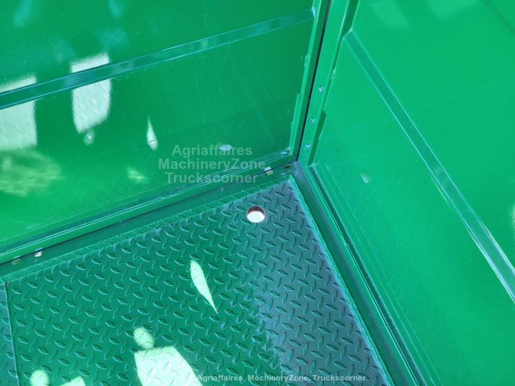 Bétaillère Pronar T046 - caisse de chargement avec ridelles en contreplaqué vissées et équipements robustes_5