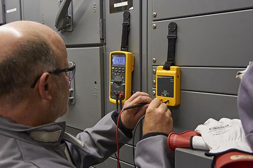 PRV240 - Source de tension 240 V AC/DC pour tester VAT, multimètres et pinces ampèremétriques - Format de poche Fluke_5