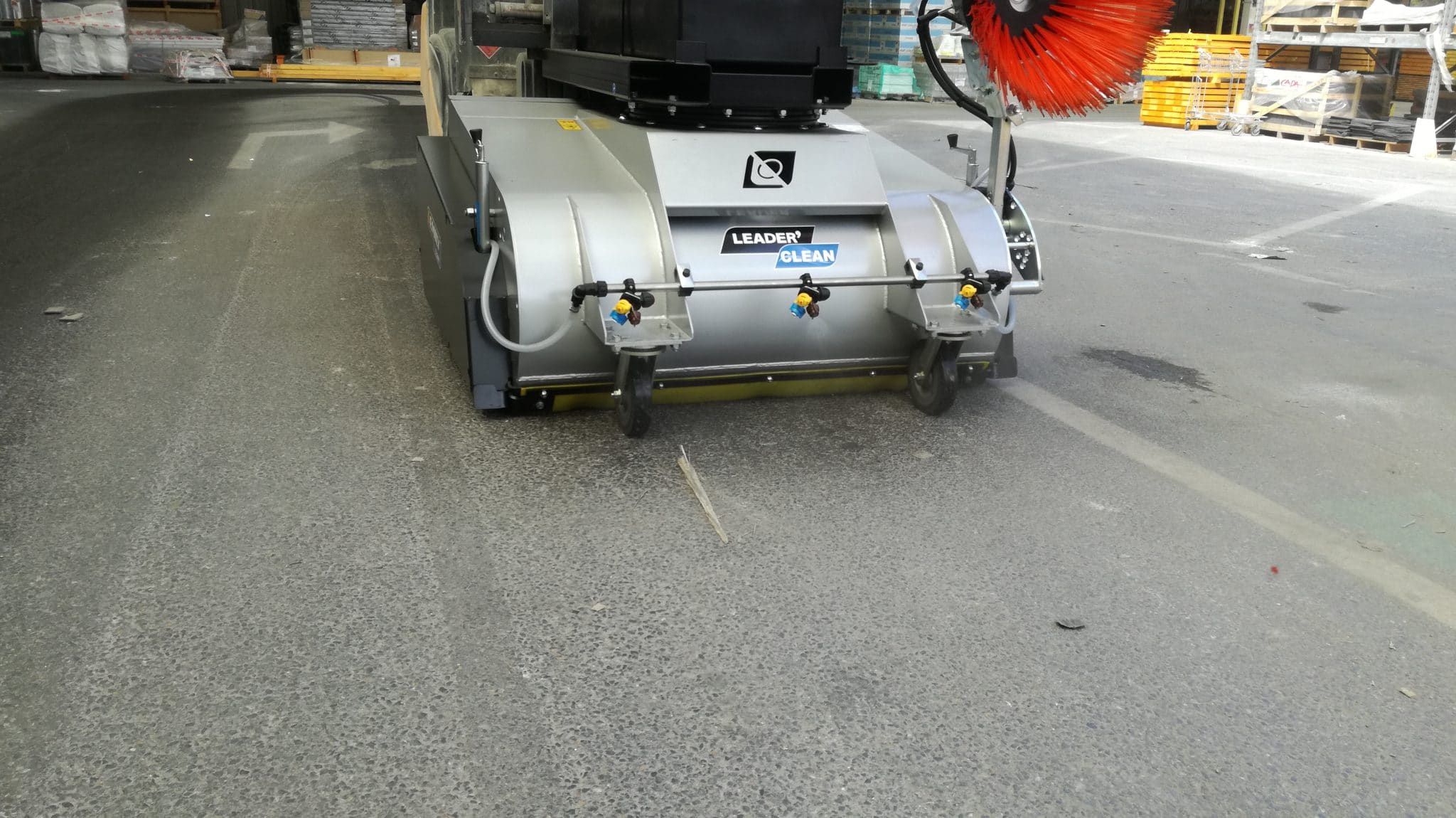 Balayeuse industrielle avec système d'entraînement par chaîne