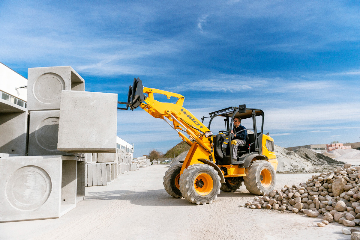 Mini-chargeuse équipée de feux de travail et gyrophare