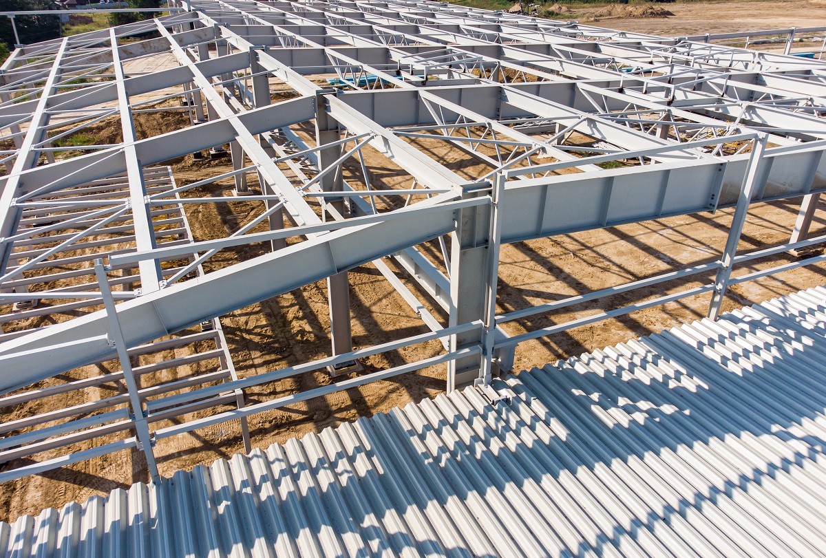 Hangar de stockage industriel à panneaux rigides, conçu pour offrir une bonne protection contre l'humidité et les conditions atmosphériques externes - CapGO_5