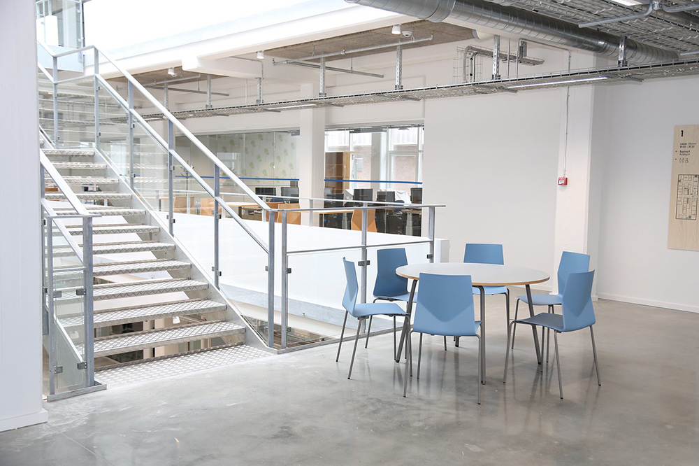 Chaise empilable Fourcast2® Line - dossier flexible en V, 8 couleurs disponibles, patins en téflon_5