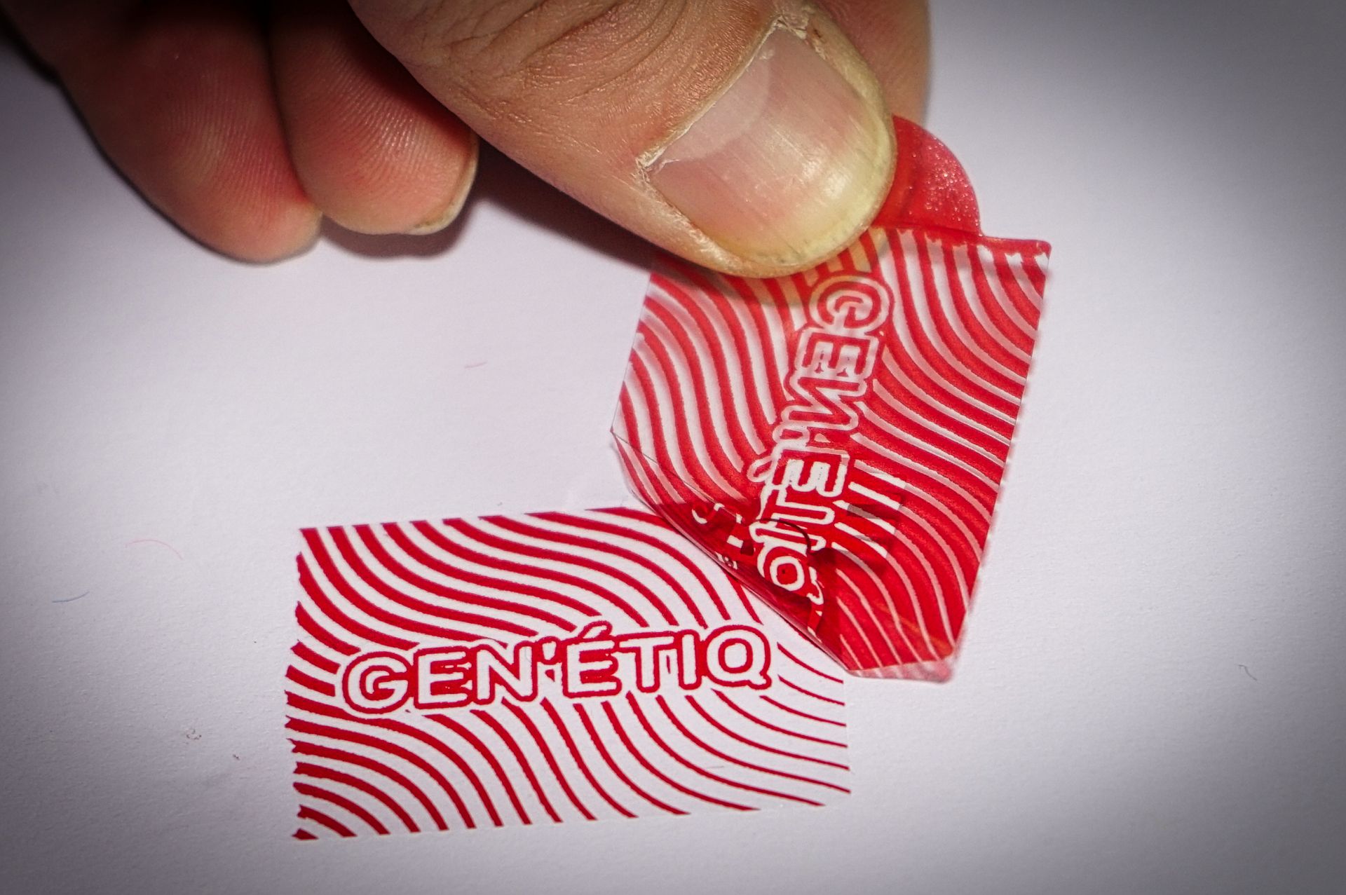 Étiquette de sécurité VOID avec trace - personnalisable avec logo, QR code et hologramme_5