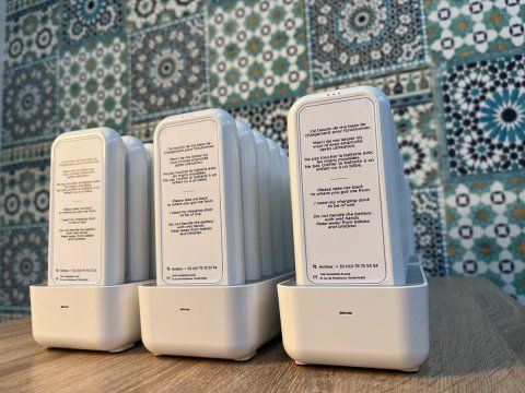 Station chargeur téléphone Blues Ergo - 5 batteries portatives avec câbles tridents (Lightning, Micro-USB, USB-C)_6