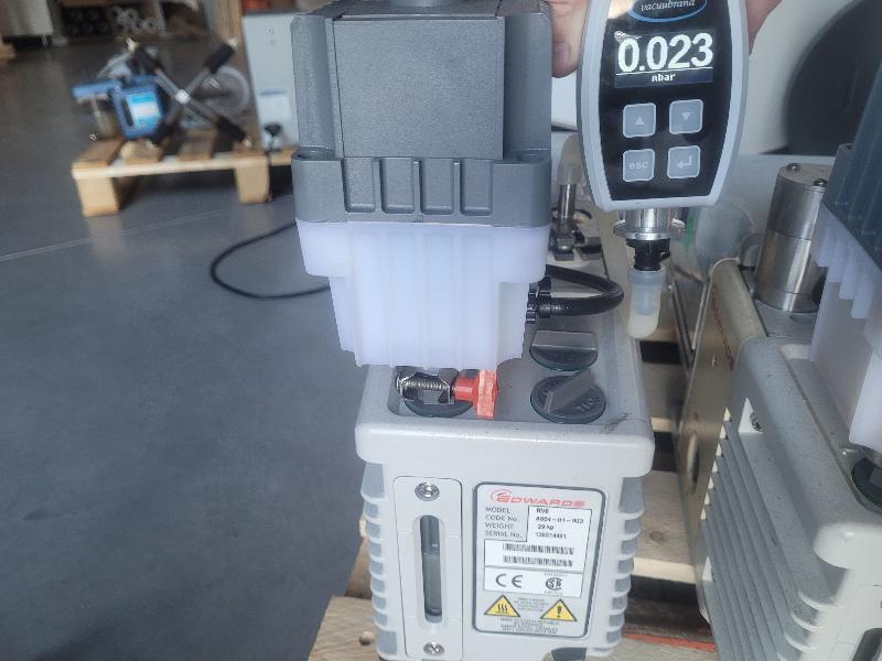 Pompe à vide Edwards RV8_5