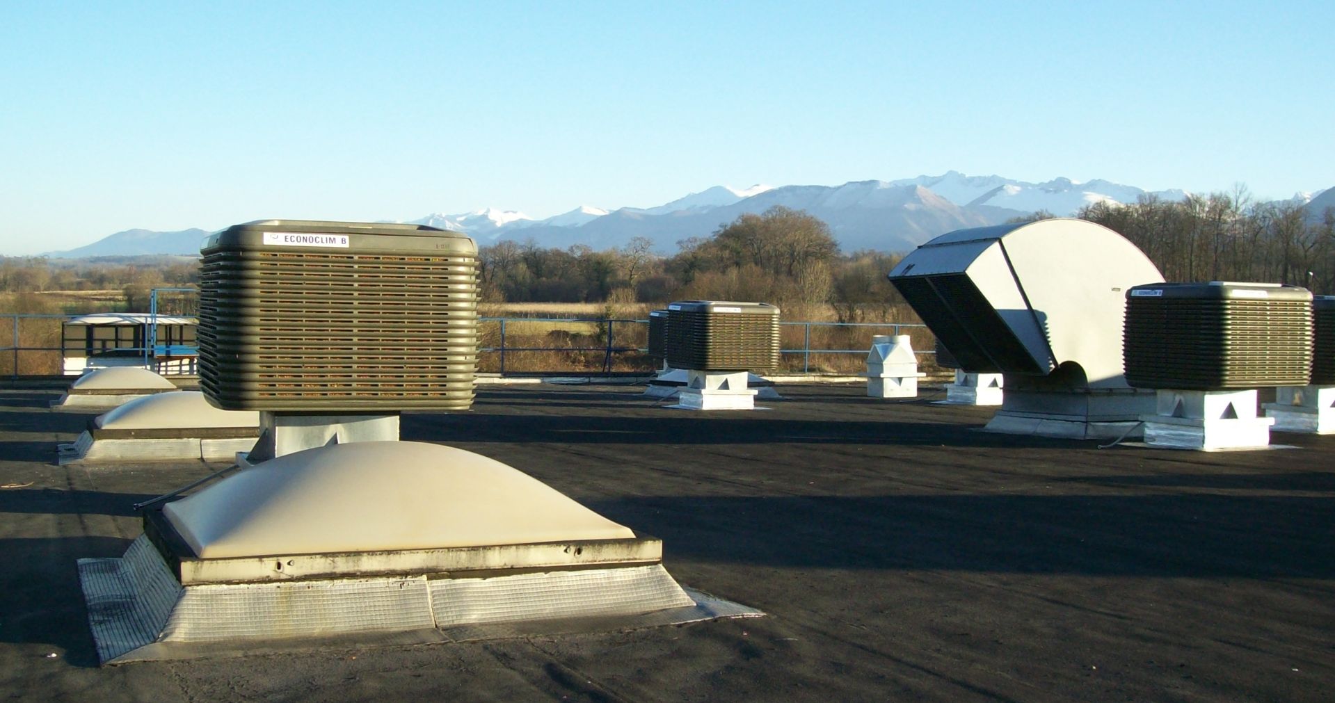 Appareil de ventilation surpressée pour locaux industriels