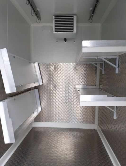 Remorque isotherme avec sol isolé et plaque aluminium à damier