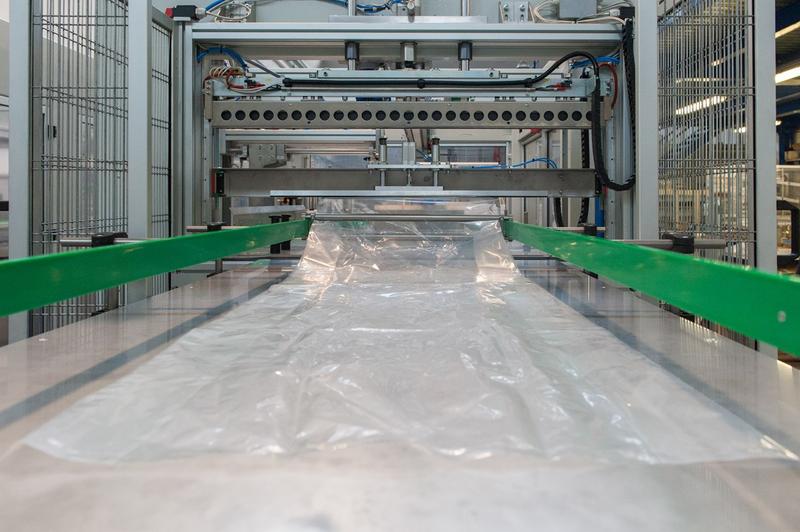 Ensacheuse semi-automatique pour flacons thermoplastiques jusqu'à 1200 mm de largeur et 1400 m de long_5