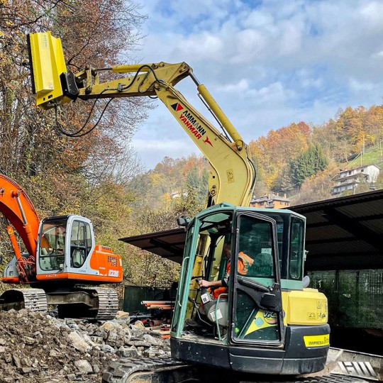 Débroussailleuse pour mini pelle avec système de couteaux triples