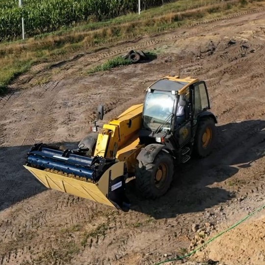 Équipement agricole à double vérin pour distribution