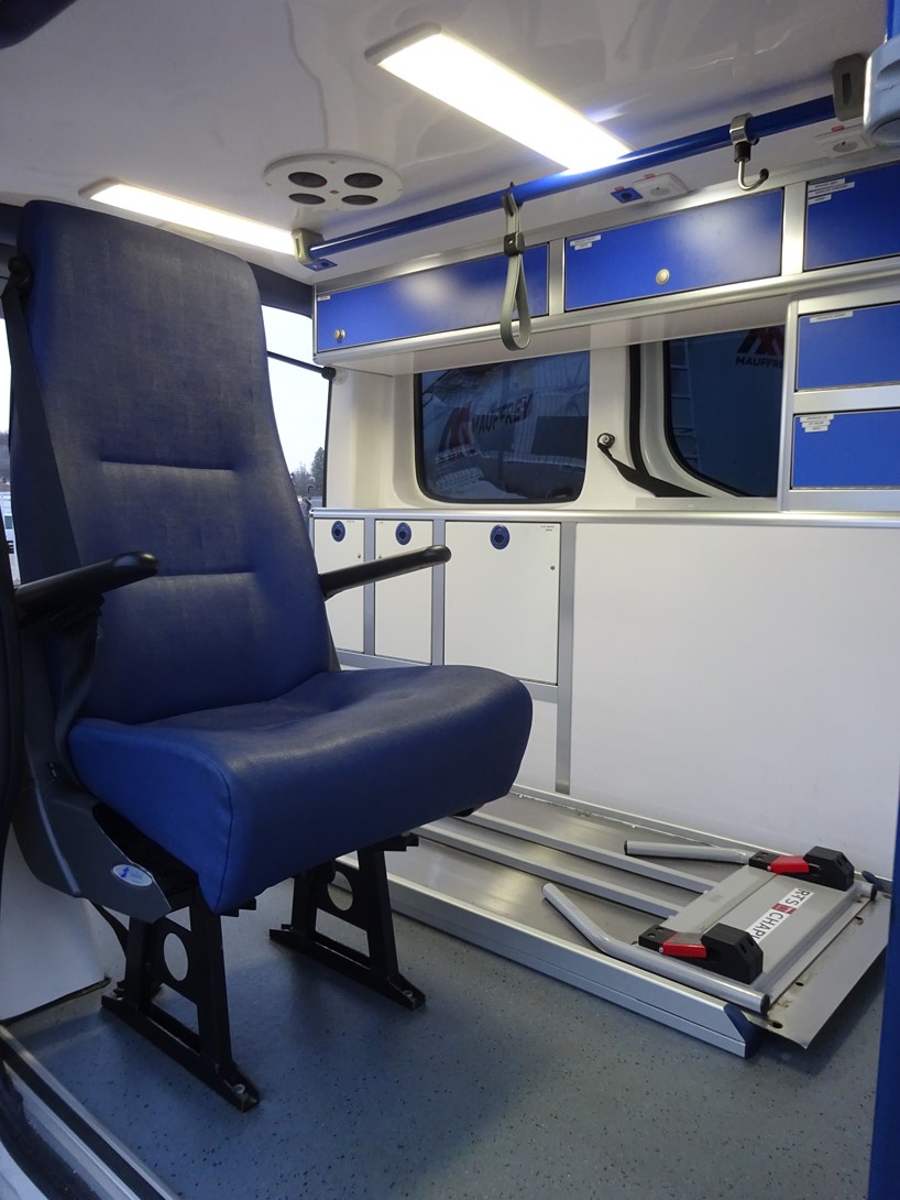 Renault Trafic L1H1 aménagé par Les Dauphins pour usage ambulance