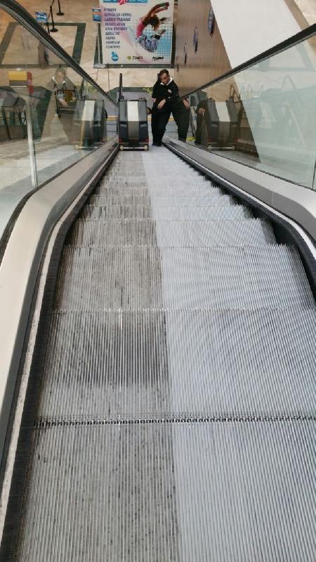 Machine allemande pour le nettoyage des escaliers roulants avec sécurité garantie