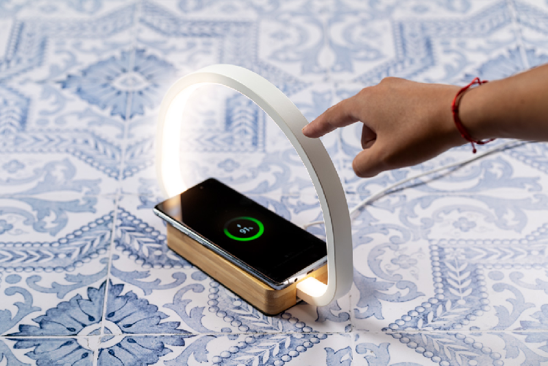 Lampe de bureau multifonctions en bambou - 25 LED - Luminosité réglable - Chargeur rapide sans fil 10W et port USB_5