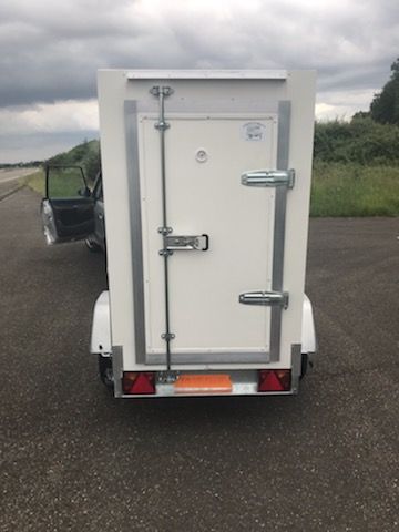 Remorque frigorifique avec fermeture par crémone et lumière intérieure